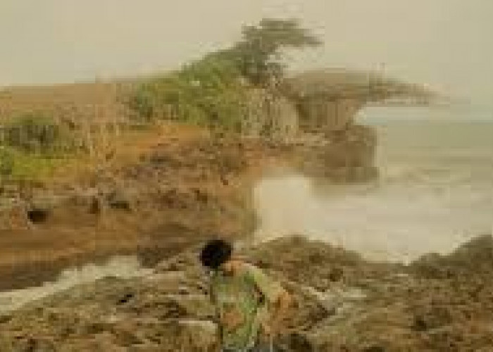 Pantai Cicaladi,Permata Tersembunyi di Tepi Pantai Karang Bolong