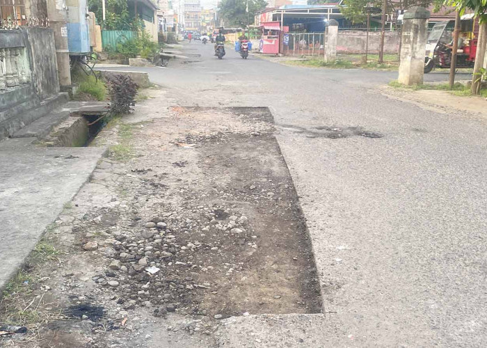 Jalan Berlubang Mulai Diperbaiki, Warga Sambut Gembira