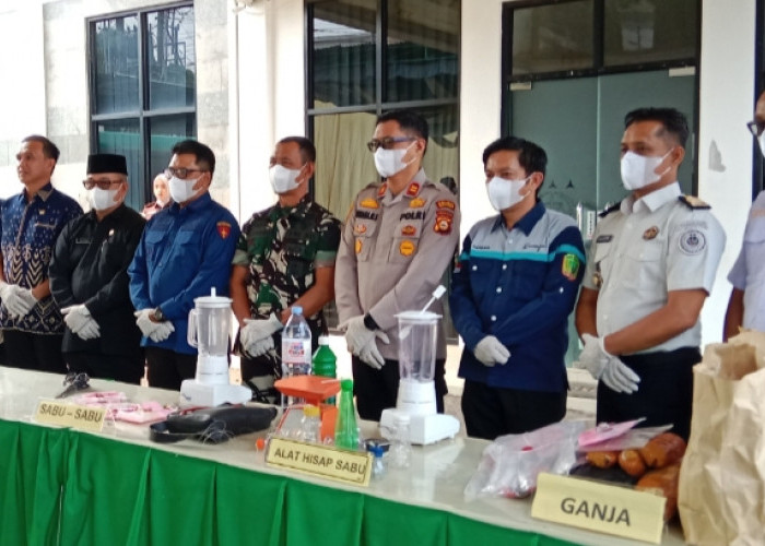 Kejari Empat Lawang Musnahkan 78 Paket Sabu, 51 Paket Ganja, Ekstasi hingga 11 Senjata Tajam