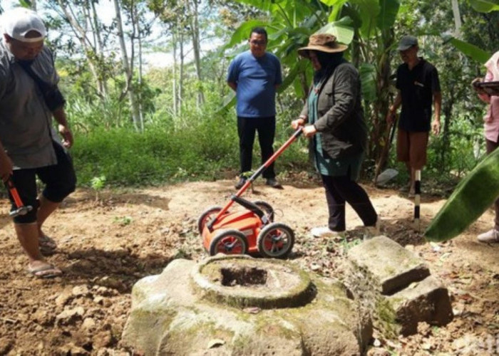 BPK Survei Arkeologi di Situs Candi Tampir: Menguak Potensi Struktur Batuan Candi yang Tersembunyi