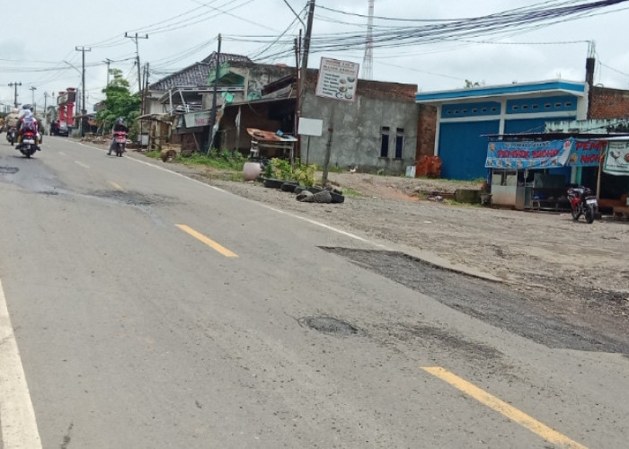 Jalan Lintas Sumatra Rusak dan Penuh Lubang Tambal Sulam, Laka Tunggal Terjadi di Empat Lawang