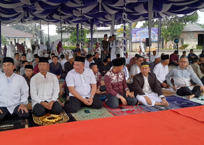 Fauzan dan Warga Empat Lawang Shalat Idul Adha Bersama di Lapangan Kantor Bupati