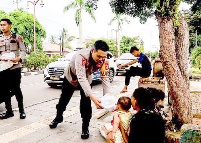 Polres Muba Bagikan 100 Paket Takjil untuk Warga di Sekayu