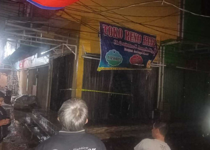 Ruko Tiga Lantai di Pasar 16 Ludes Terbakar, Kerugian Capai Ratusan Juta