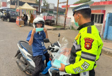 Peduli Kesehatan Pengguna Jalan, Polantas Empat Lawang Bagikan Masker Gratis