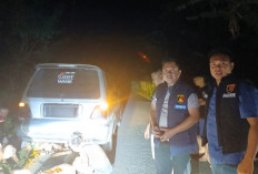 Respons Kilat Call Center 110, Polsek Pendopo Sigap Bantu Warga yang Mobilnya Mogok di Depan Puskesmas