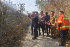 Cegah Api Meluas, Polsek Tebing Tinggi Bersama Tim Gabungan Padamkan Karhutla di Tanjung Kupang