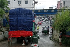 Diduga Over Muatan, Truk Tronton Bermuatan Pakan Ternak Rusak di Bawah Rel KA Pasar Tebing Tinggi
