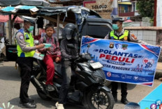 PEDULI: Satlantas Polres Empat Lawang Bagikan Masker, Lindungi Pengendara dari Debu dan Asap Karhutla