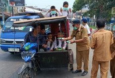 Peduli Kesehatan Pelajar di Tengah Kabut Asap, Lurah Pasar Tebing Tinggi Bagikan Masker Gratis