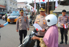 Semarak HUT ke-81 RI, Polres PALI Bagikan Bendera Merah Putih dan Ajak Warga Jaga Kamtibmas