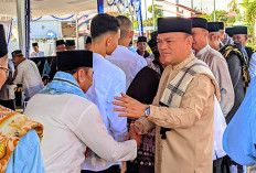 Warga dan ASN Padati Lapangan Pemkab, Bupati Joncik Serukan Persatuan di Hari Raya Idul Fitri 1447 H
