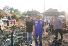 Bupati Joncik Muhammad Tinjau Korban Kebakaran di Muara Danau, Serahkan Bantuan dan Pastikan Warga Tak Sendiri