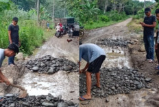 Prihatin Kondisi Jalan Desa PT Medco Energi Internasional Tbk Berikan Bantuan Material untuk Penimbunan Lubang