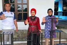 Lapas Empat Lawang Serahkan Produk Unggulan Rak Standing Pot Bunga kepada Ketua PKK Kabupaten Empat Lawang